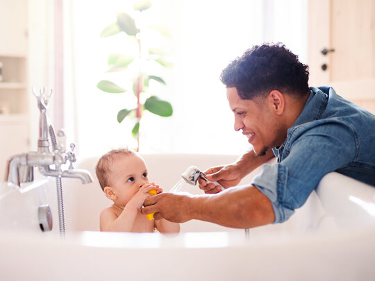 Bild: Vater wäscht Baby