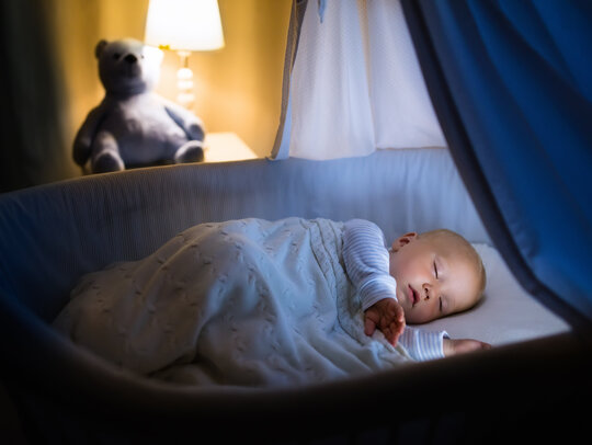 Bild: Baby im Kinderbett